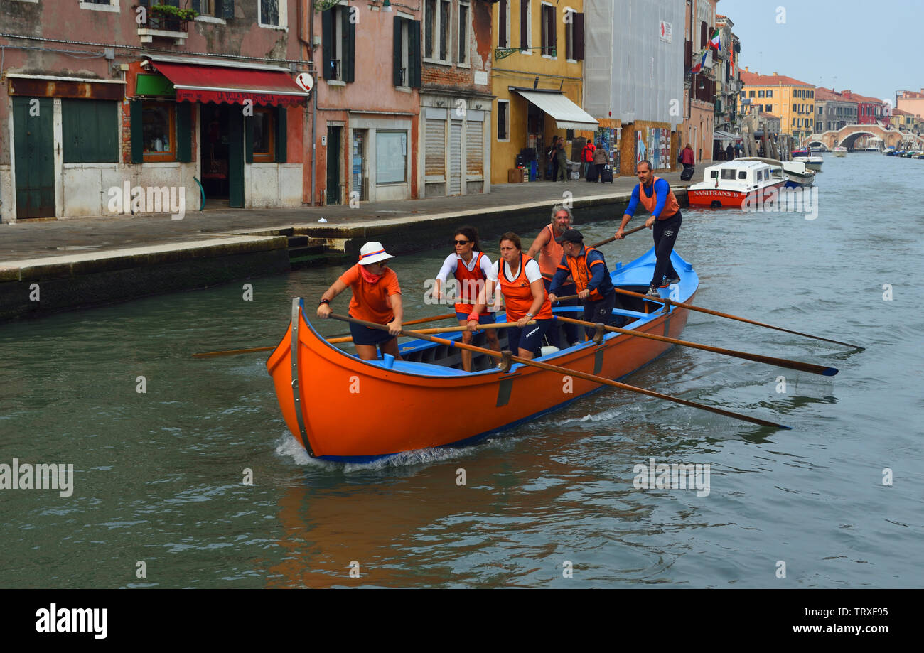 Venetain team di canottaggio sul Canale di Cannaregio Venezia Italia. Foto Stock