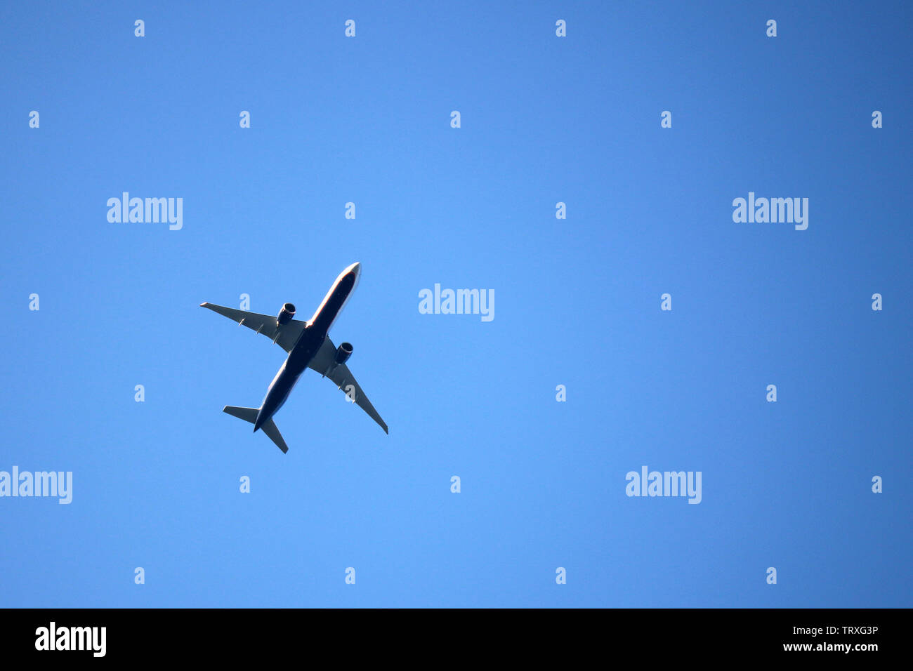 In aereo nel cielo azzurro. Aviogetti piano in un volo in prossimità fino, vista dal basso Foto Stock