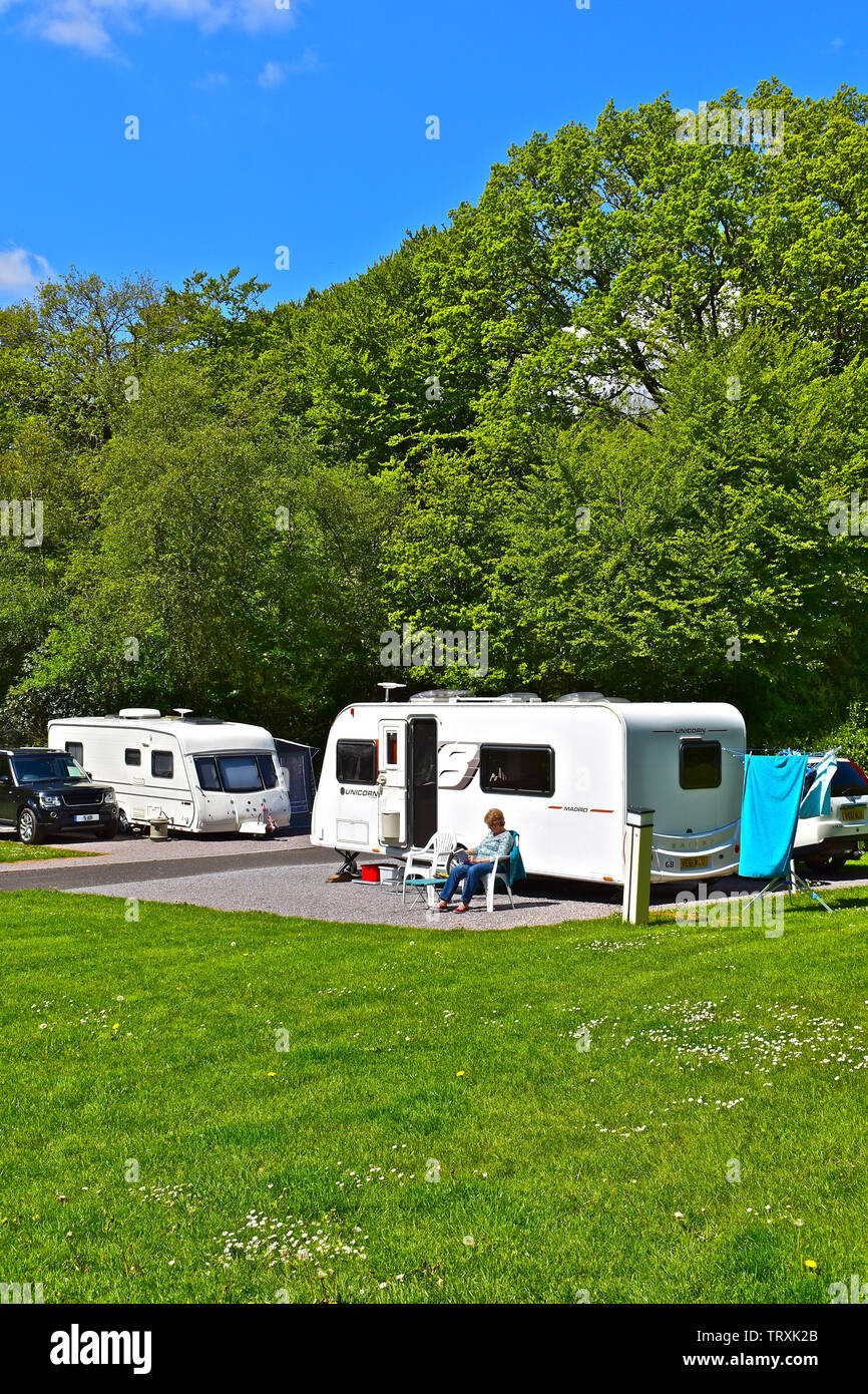 Una vista della moderna roulotte in loco presso Putts angolo un campeggio rurale gestito dalla roulotte e camper Club, vicino a Honiton, Devon. Tranquilla posizione di bosco. Foto Stock