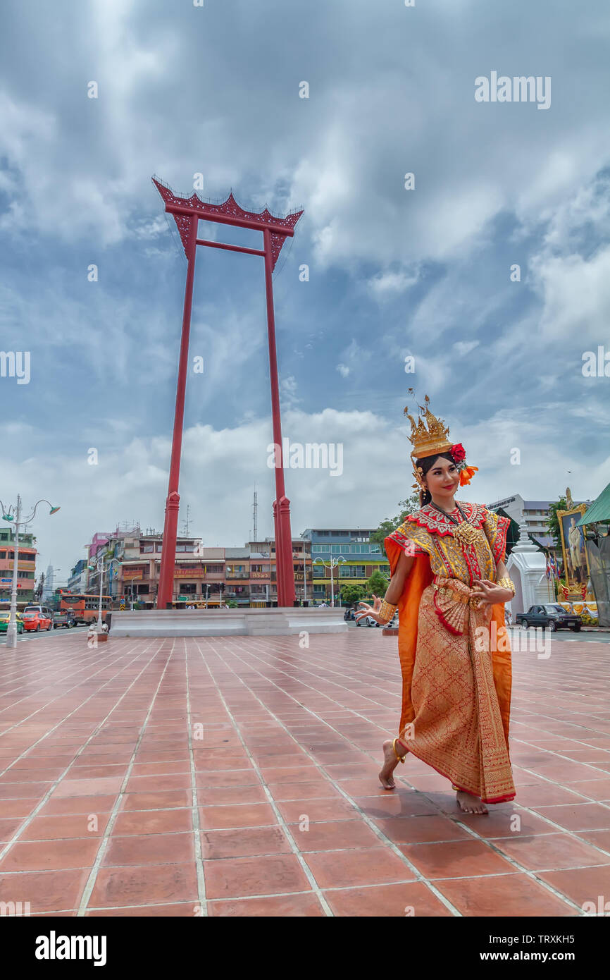 BANGKOK, Tailandia - settembre 16,2018: tailandese donna in tailandese tradizionale vestito in costume spettacolo di danza tailandese al Giant Swing (punti di riferimento di Bangkok) su SE Foto Stock