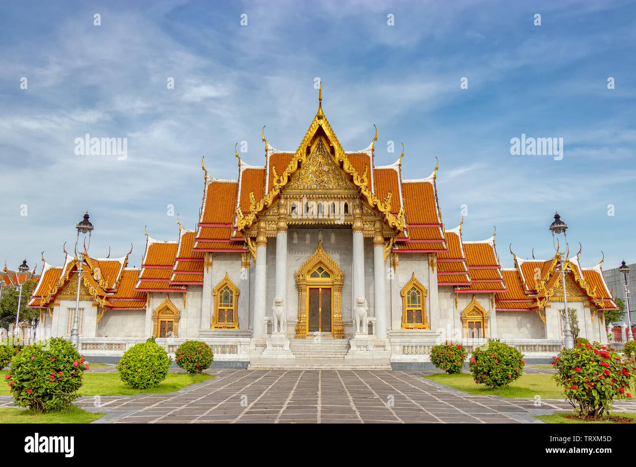 Il tempio in marmo, Wat Benchamabophit Dusitvanaram Bangkok in Thailandia con il cielo blu a sfondo Foto Stock