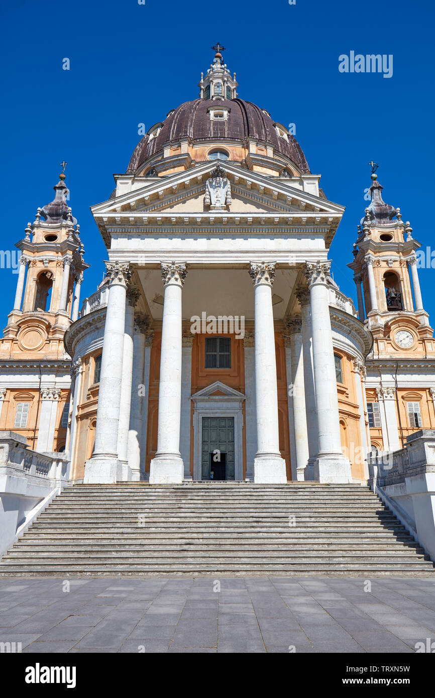 La Basilica di Superga sulla collina Torinese, scalinata vuota in una soleggiata giornata estiva in Italia Foto Stock