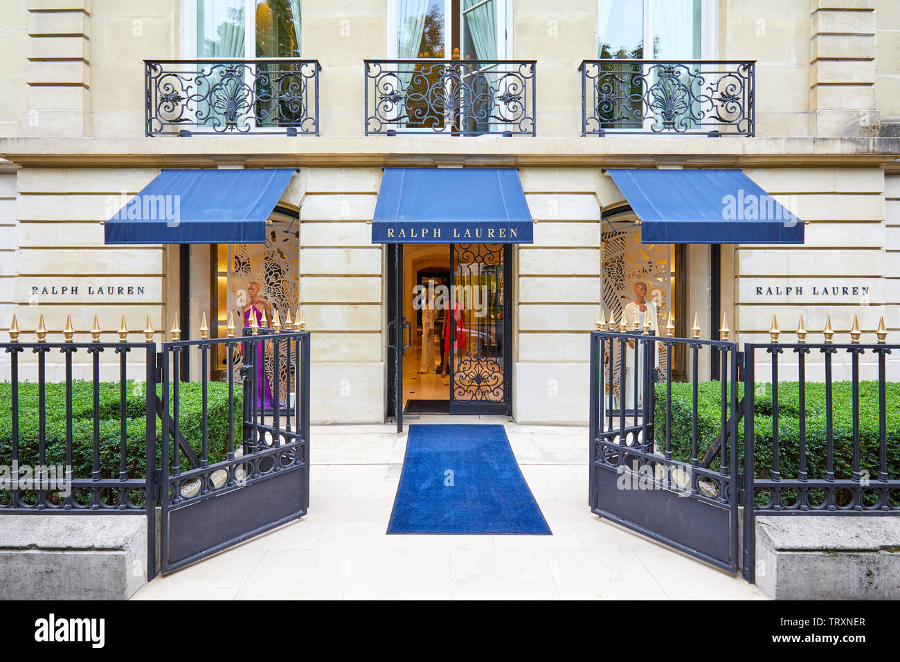 Parigi, Francia - 22 luglio 2017: Ralph Lauren fashion store di lusso in  avenue Montaigne a Parigi, Francia Foto stock - Alamy