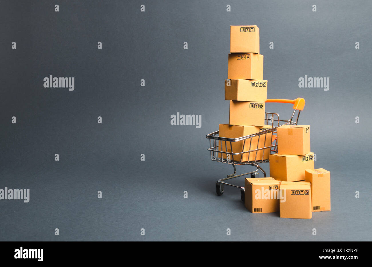 Carrello spesa supermercato con le caselle. Le vendite di prodotti. Il concetto del commercio, lo shopping online. Il potere di acquisto, di consegna. L'E-commerce, alle vendite di un Foto Stock