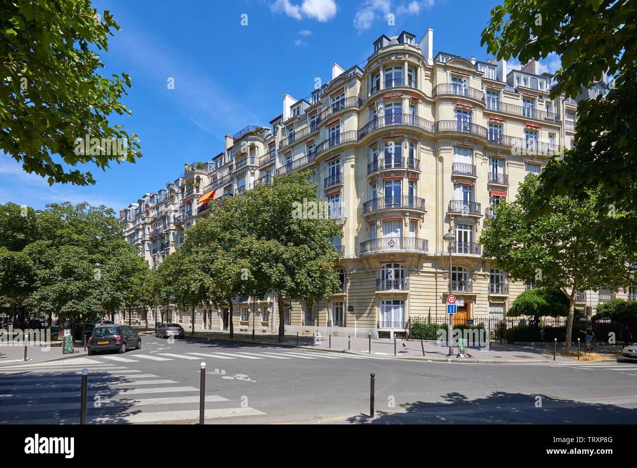 Parigi, Francia - 21 luglio 2017: antichi edifici di lusso e di facciata vuota street con alberi in una soleggiata giornata estiva a Parigi, Francia Foto Stock