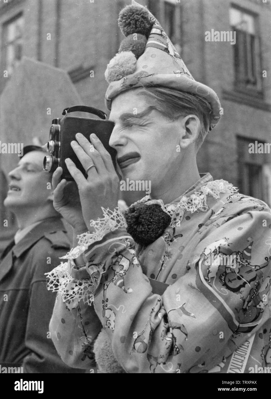 Riprese amatoriali nel 1940s. Un uomo vestito come un clown catturare qualcosa di interessante. Le telecamere di pellicola in corrispondenza di questo tempo spesso utilizzati standard Kodak 8 film. Una pellicola in 16 mm dove è primo filmato su una metà e la girata del rotolo di film in film sull'altro. Durante lo sviluppo del film è stato tagliato a metà e becam un 8 mm di pellicola con nessun suono. Le telecamere della pellicola non è stato azionato a batteria e si era al vento, come li si fa con un orologio per farli funzionare. Foto Stock