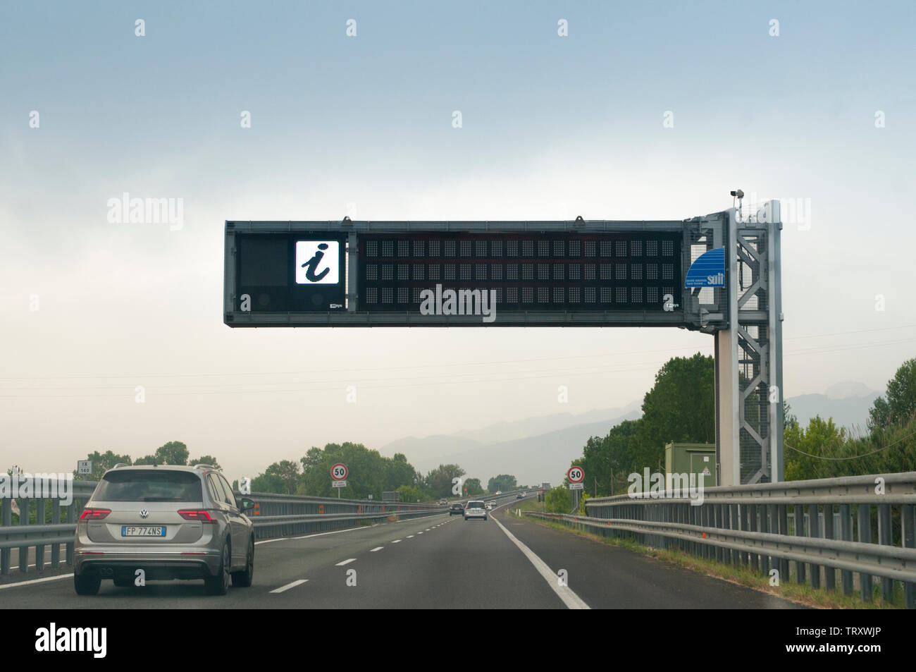PISA , Italia - Giugno 10, 2019: segnapunti elettronici per informazioni su traffico e meteo su una autostrada italiana Foto Stock