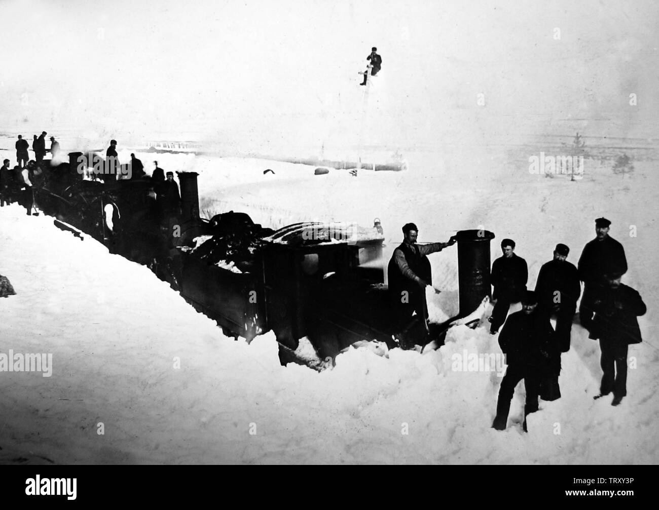 Tre motori a vapore eliminando un snow drift in Scozia e un uomo che fissa i cavi telefonici, probabilmente 1930s Foto Stock