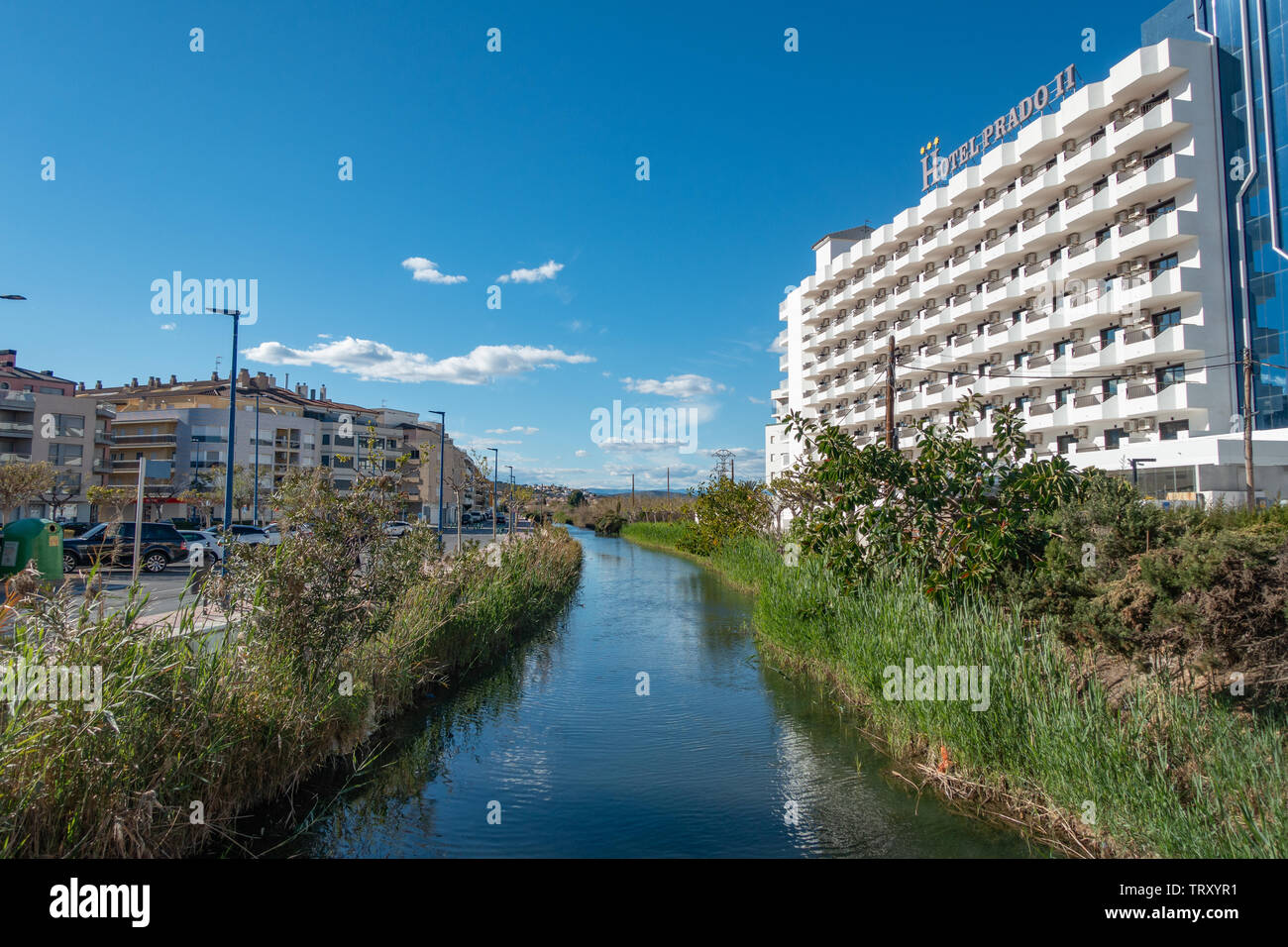 Tourist Hotel Prado e la palude di antiche vie navigabili il drenaggio acqua sistema circonda la città di Peniscola, sulla costa settentrionale della Spagna Foto Stock