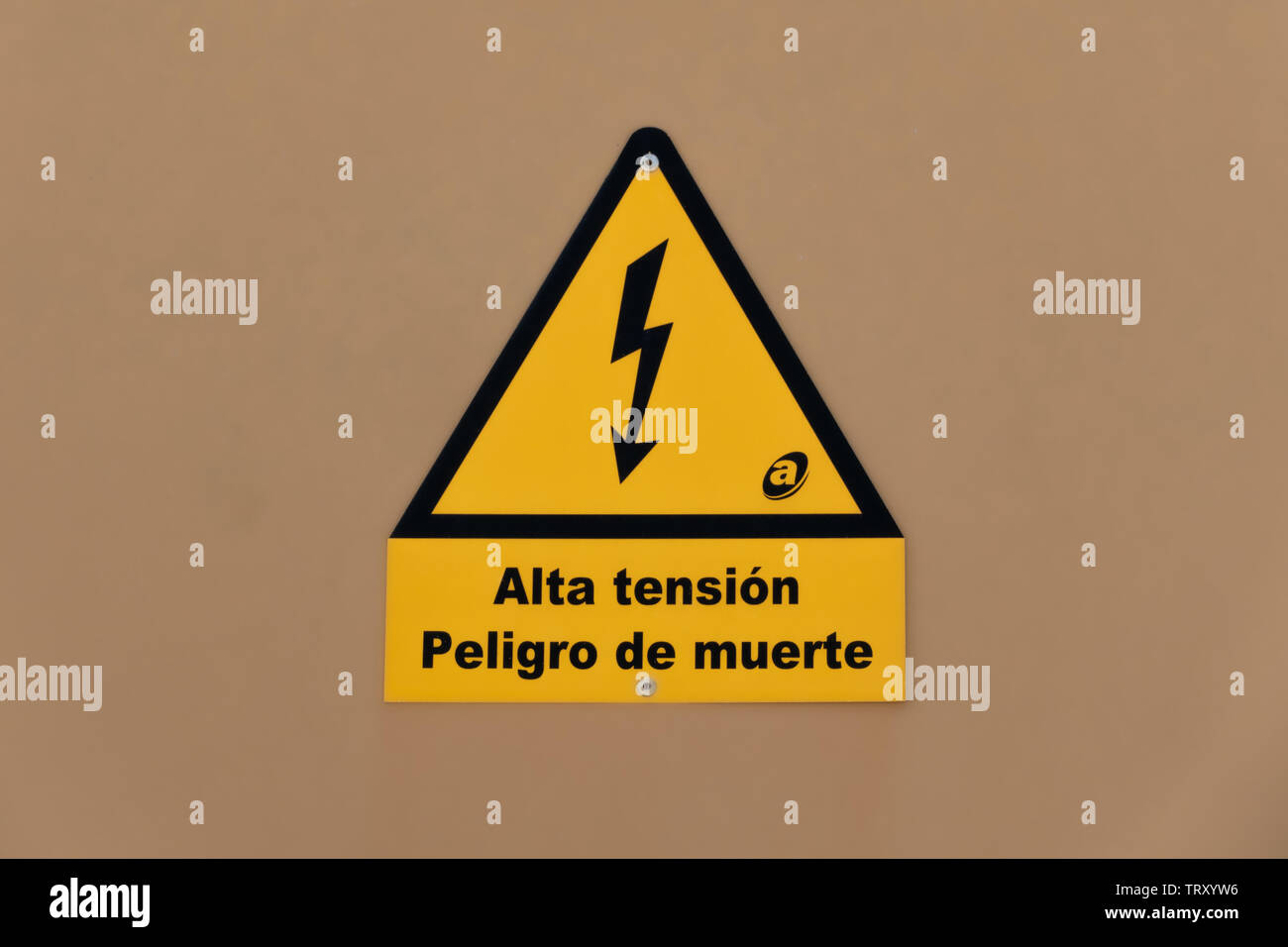 Alta tensione potenza elettrica segno, lampo nero freccia su un triangolo giallo Foto Stock