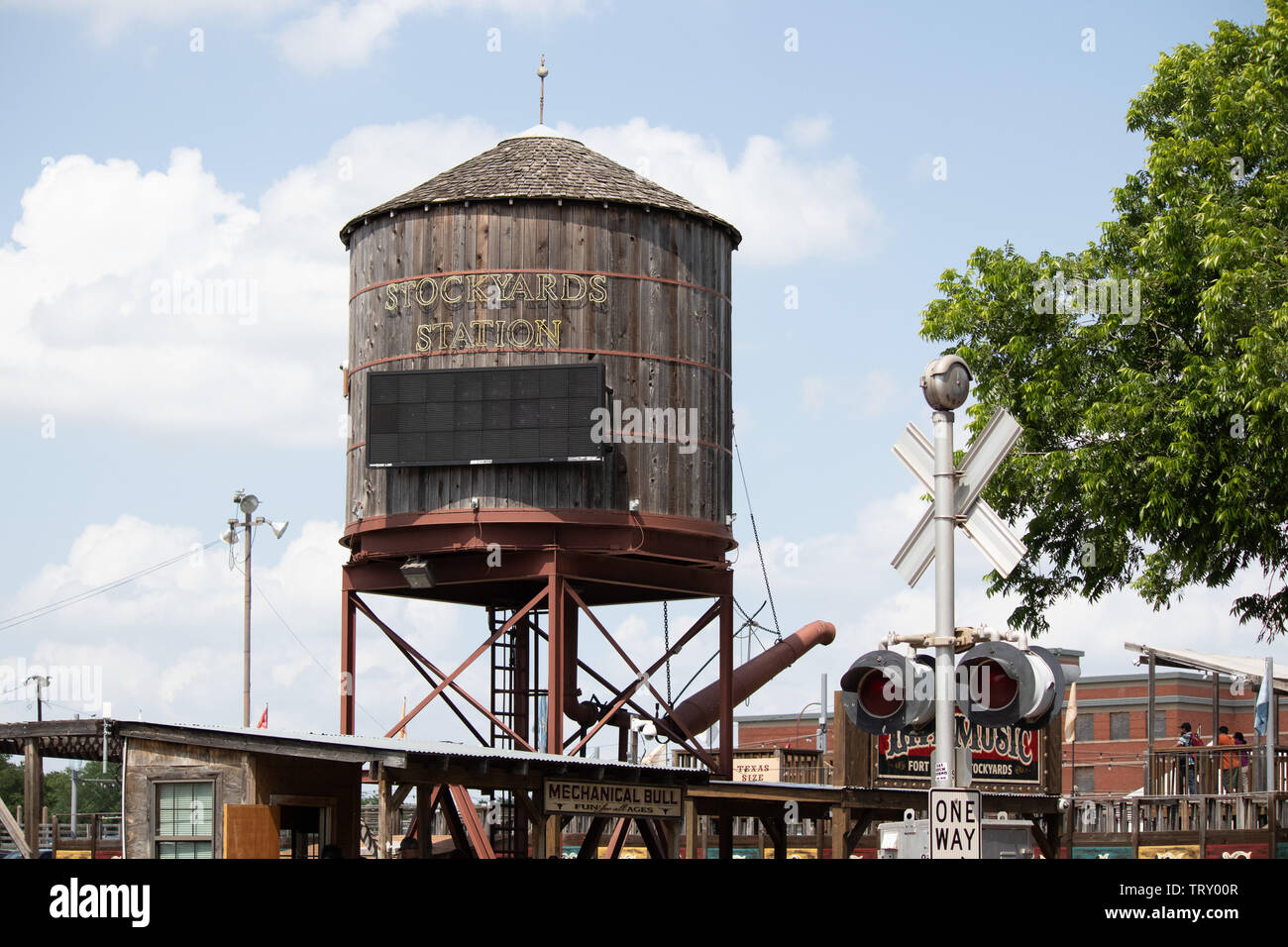 La Torre dell'acqua sulla strada principale, Fort Worth, parte dello storico quartiere di piazzale di stoccaggio. Foto Stock