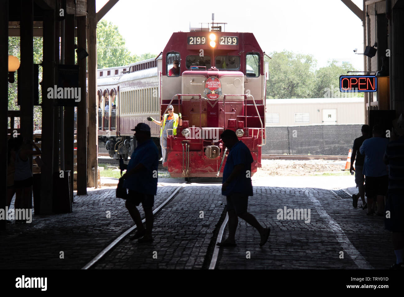 Il Grapevine Vintage Railroad entrando stockyards in Fort Worth vicino a Dallas, Texas Foto Stock