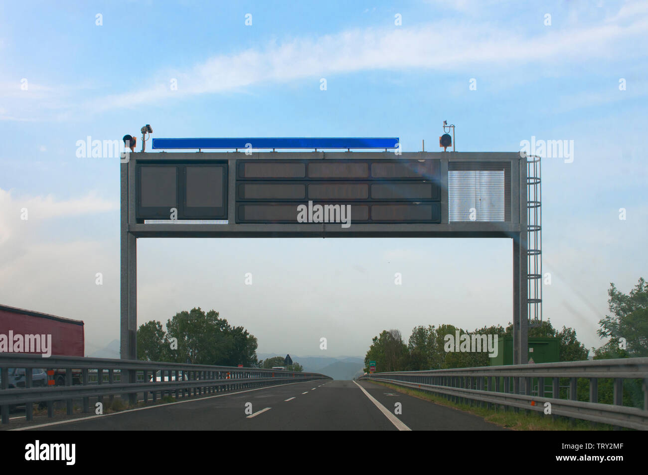 Blank segnapunti elettronici per informazioni su traffico e meteo su una autostrada italiana Foto Stock