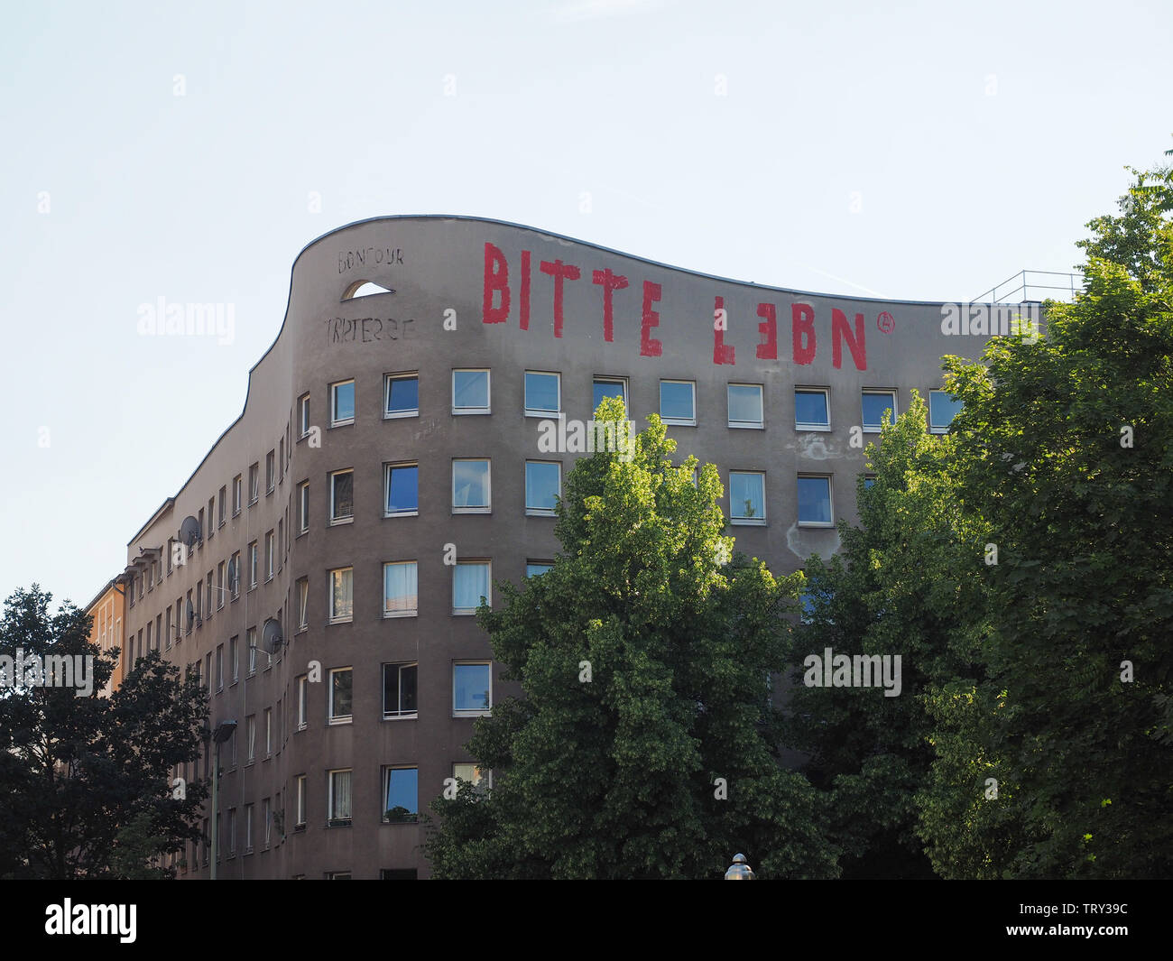Berlino, Germania - circa giugno 2019: Bonjour Tristesse (significato Buongiorno Tristezza) casa da architetto Alvaro Siza. Bitte lebn significa si prega di vivere Foto Stock