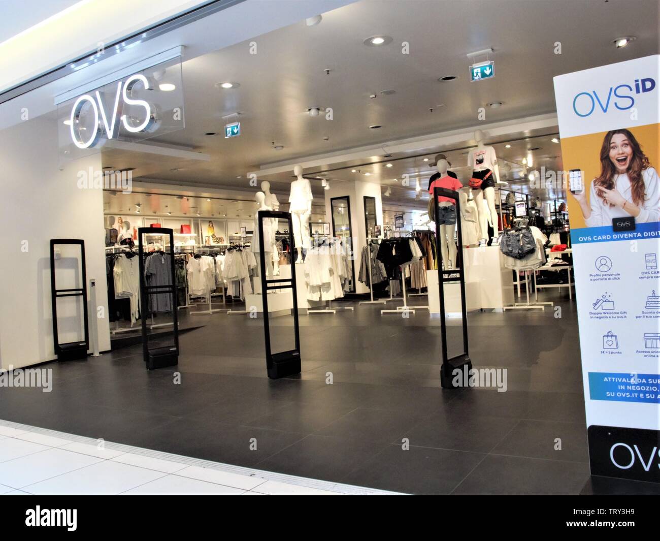 OVS fashion store ingresso in Leonardo shopping center a Roma Foto stock -  Alamy