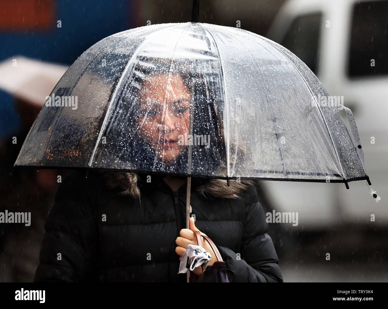 Pic mostra: tempo umido come il giugno "monsone" continua ombrelli o in esecuzione ma imbevuto di Londra vicino a Fleet Street London pic da Gavin Rodgers/Pix Foto Stock
