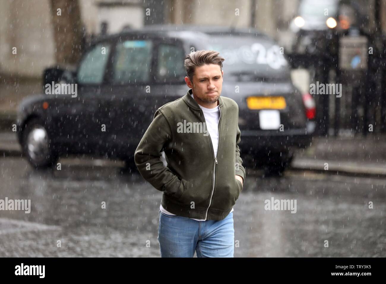 Pic mostra: tempo umido come il giugno "monsone" continua ombrelli o in esecuzione ma imbevuto di Londra vicino a Fleet Street London pic da Gavin Rodgers/Pix Foto Stock