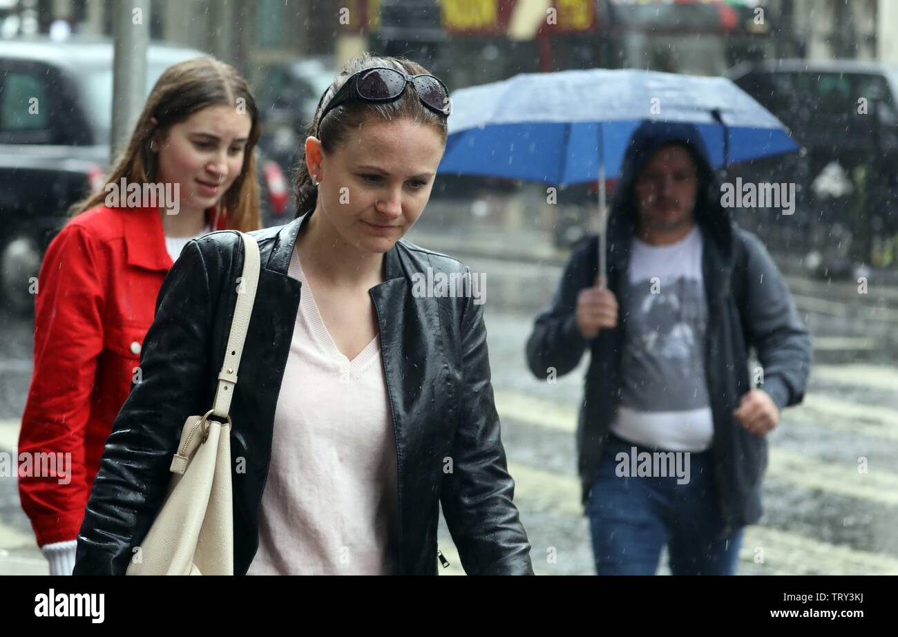 Pic mostra: tempo umido come il giugno "monsone" continua ombrelli o in esecuzione ma imbevuto di Londra vicino a Fleet Street London pic da Gavin Rodgers/Pix Foto Stock