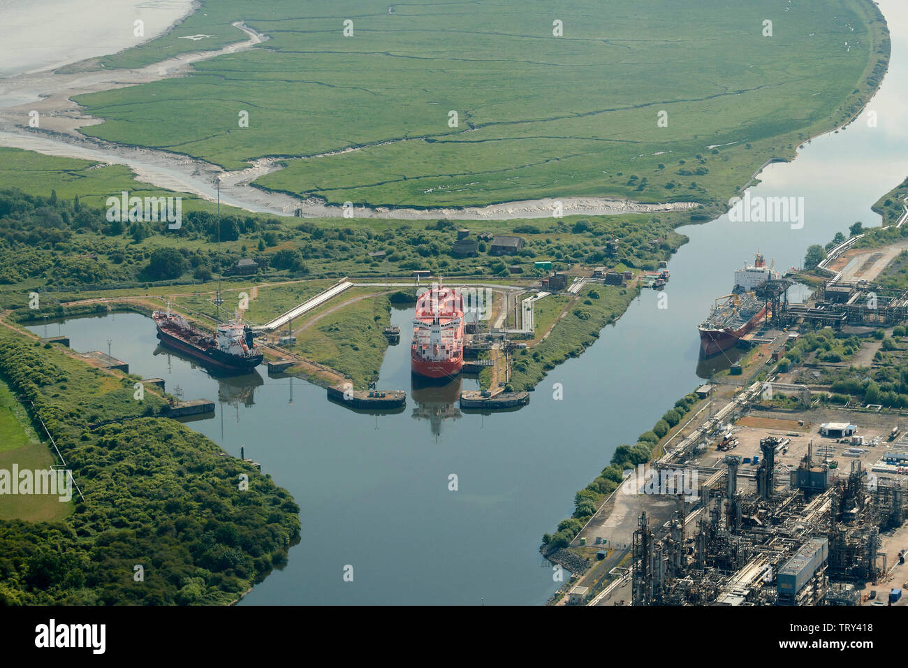 Lo scarico delle navi al terminale petrolifero di Ellesmere Port. Il Cheshire, North West England, Regno Unito Foto Stock