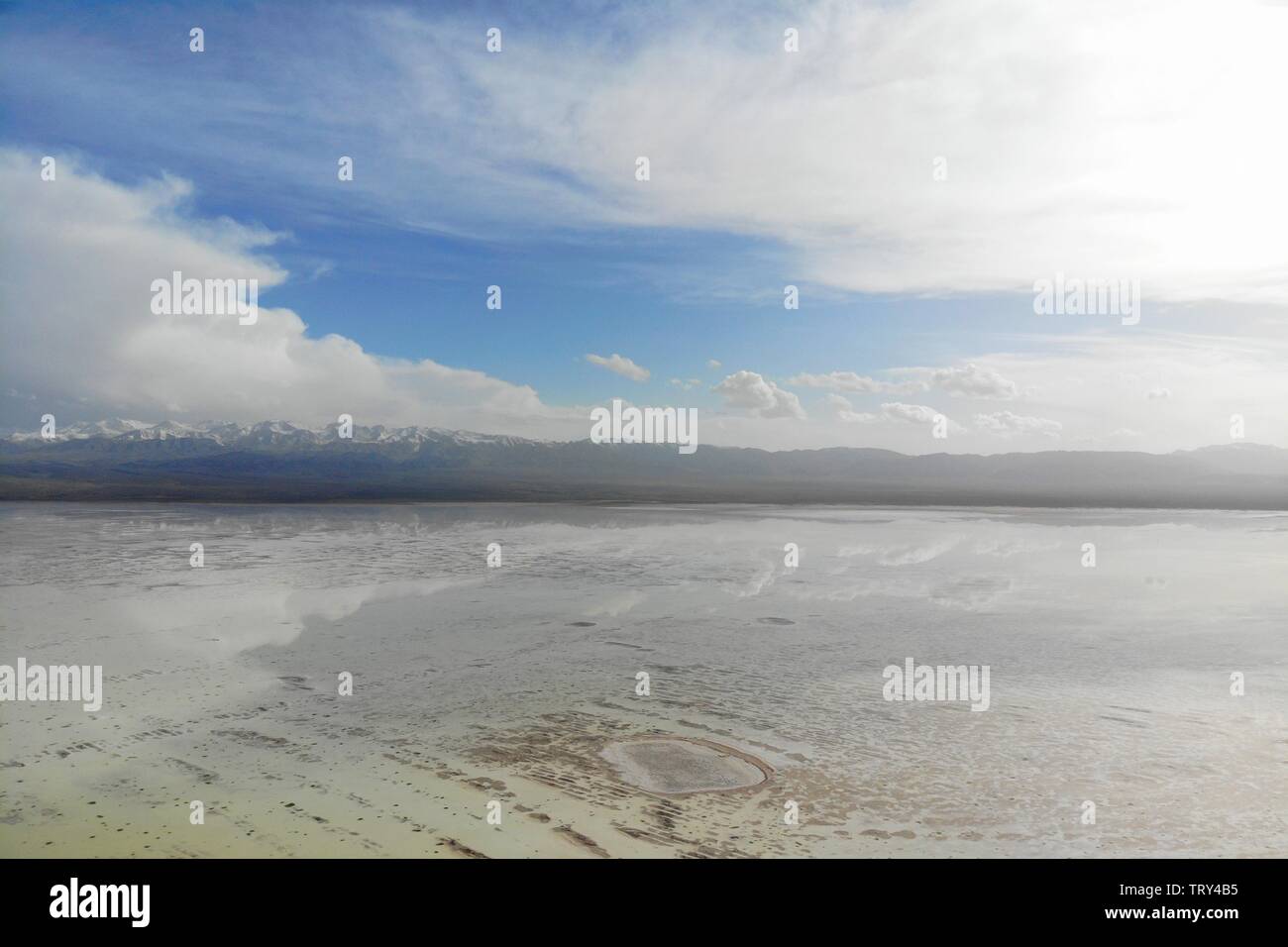 Midair vista di Chaka Salt Lake. Foto Stock