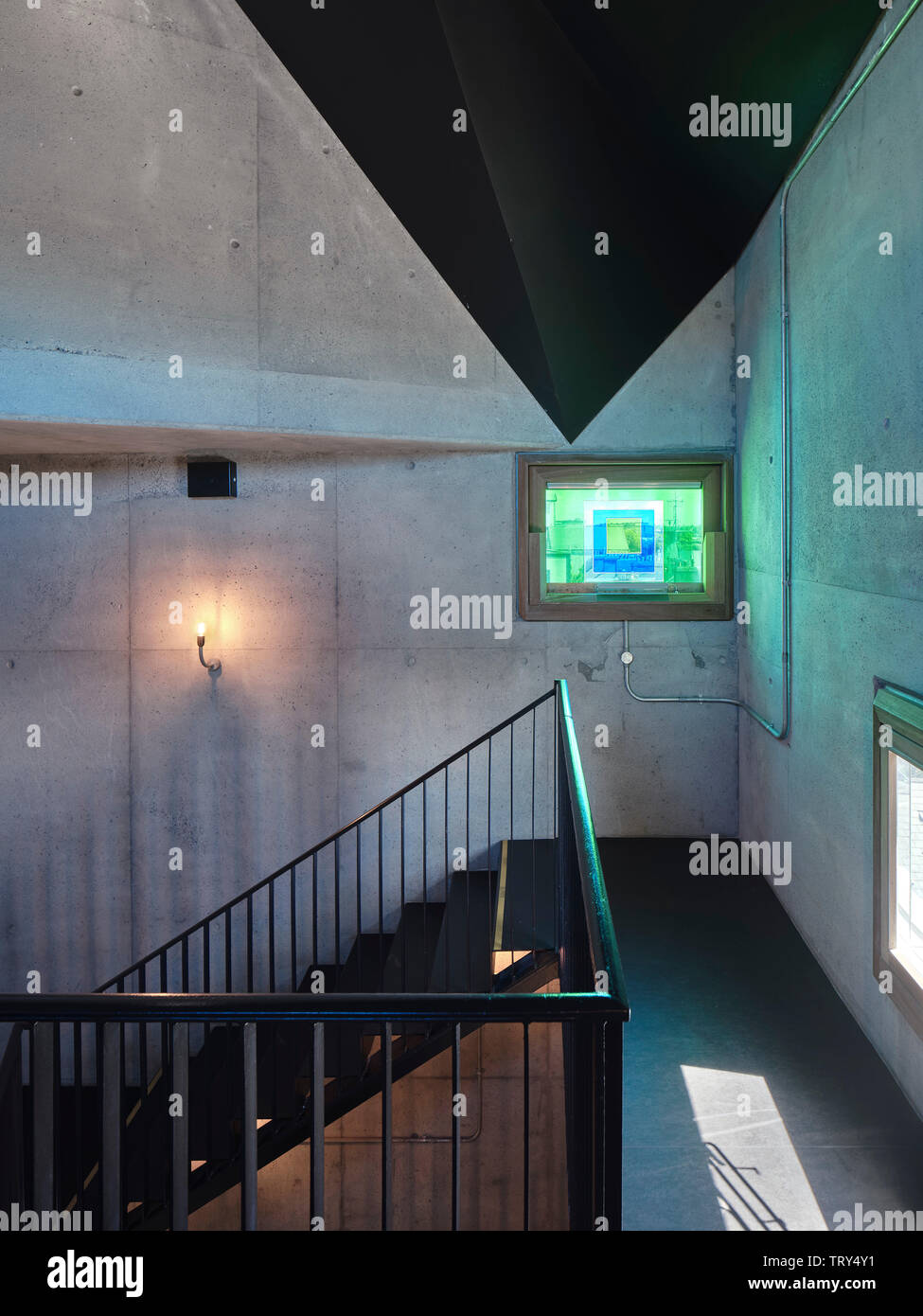 In acciaio a sbalzo scale e rivestito di resina di vetri di finestra da Irish artista Patrick Scott. Cinema Pálás, Galway, Irlanda. Architetto: dePaor, 2017. Foto Stock