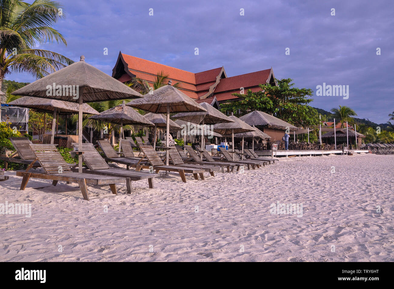 Sedia a sdraio in spiaggia. Laguna Redang Island Resort si trova su una delle migliori spiagge di Redang Island. Foto Stock