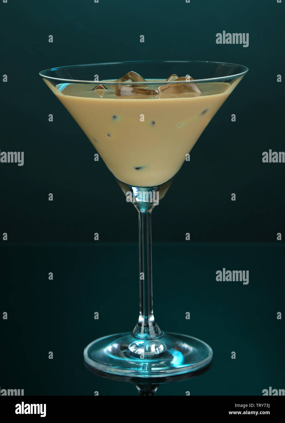 Il Baileys liquore in vetro su sfondo blu Foto Stock