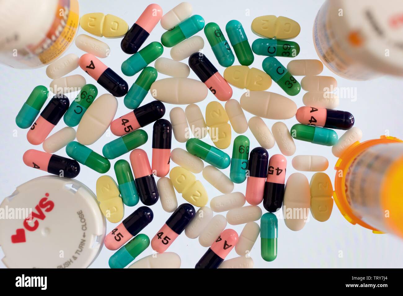 Clindamicina capsule (verdi), claritromicina compresse rivestite, ibuprofene  e amoxicillina capsule su uno sfondo bianco, nel novembre 2018. | Utilizzo  di tutto il mondo Foto stock - Alamy