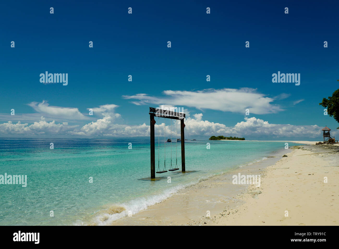 Le altalene in legno sul mare contro lo sfondo del cielo blu. Foto Stock