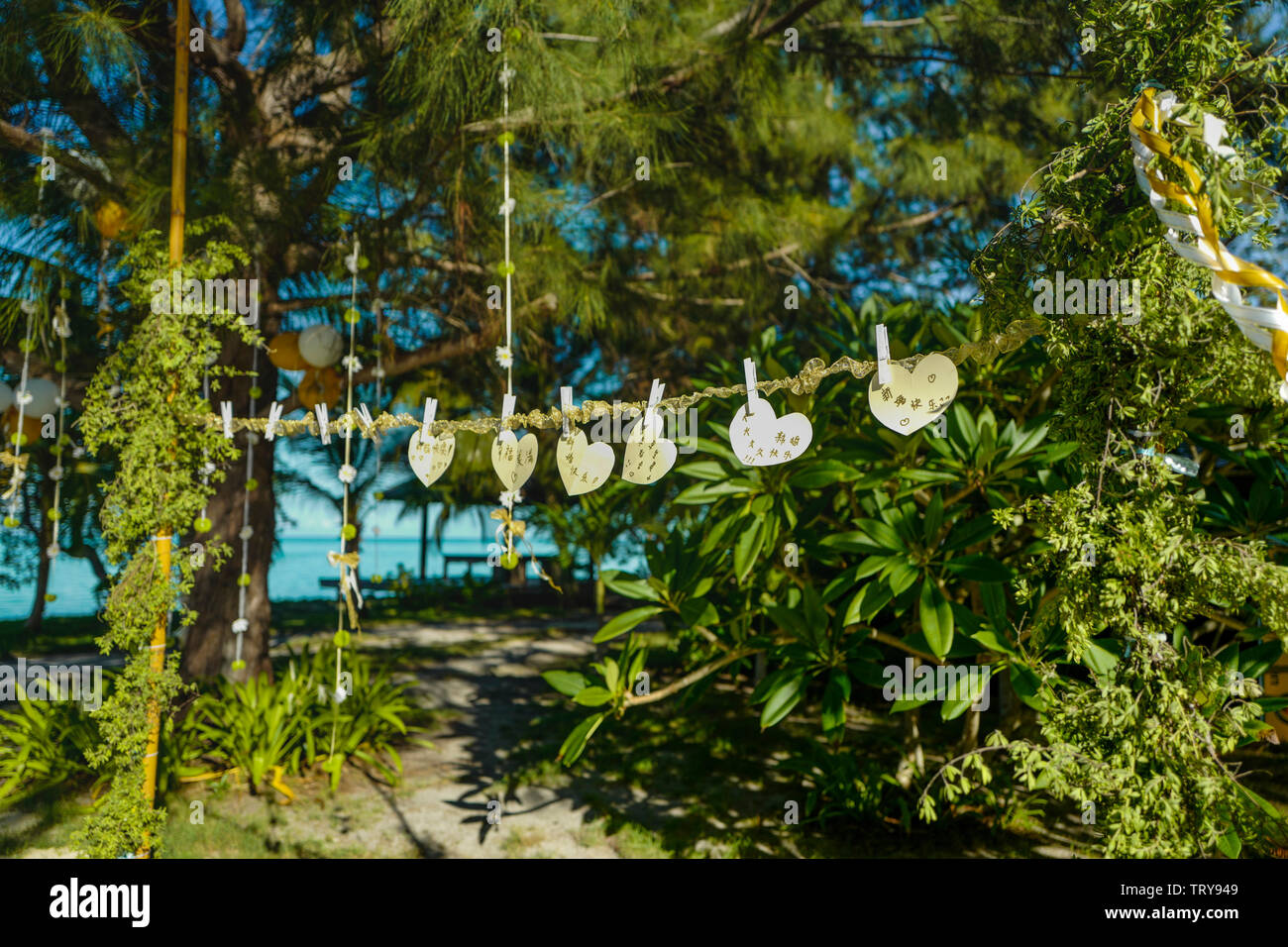 Benedizioni da amici, le persone si stanno preparando per le nozze di Mataking Island. Foto Stock