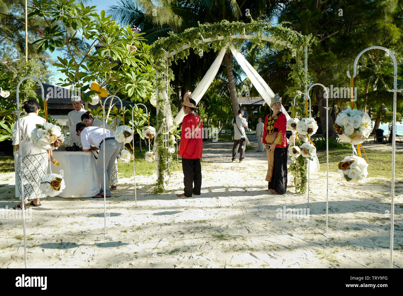 Le persone sono in attesa per la sposa e lo sposo a Mataking Island. Foto Stock