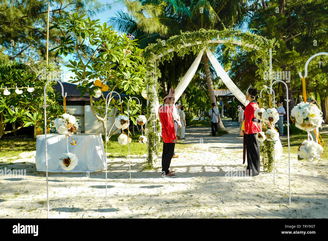 Le persone sono in attesa per la sposa e lo sposo a Mataking Island. Foto Stock