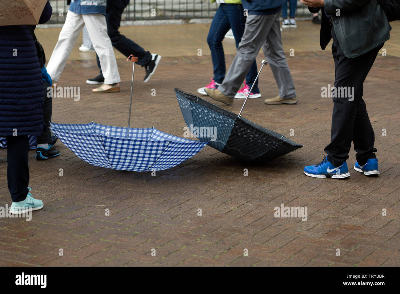 I turisti con ombrelloni messo a terra quando si scattano fotografie, Stratford-upon-Avon, Warwickshire, Regno Unito Foto Stock
