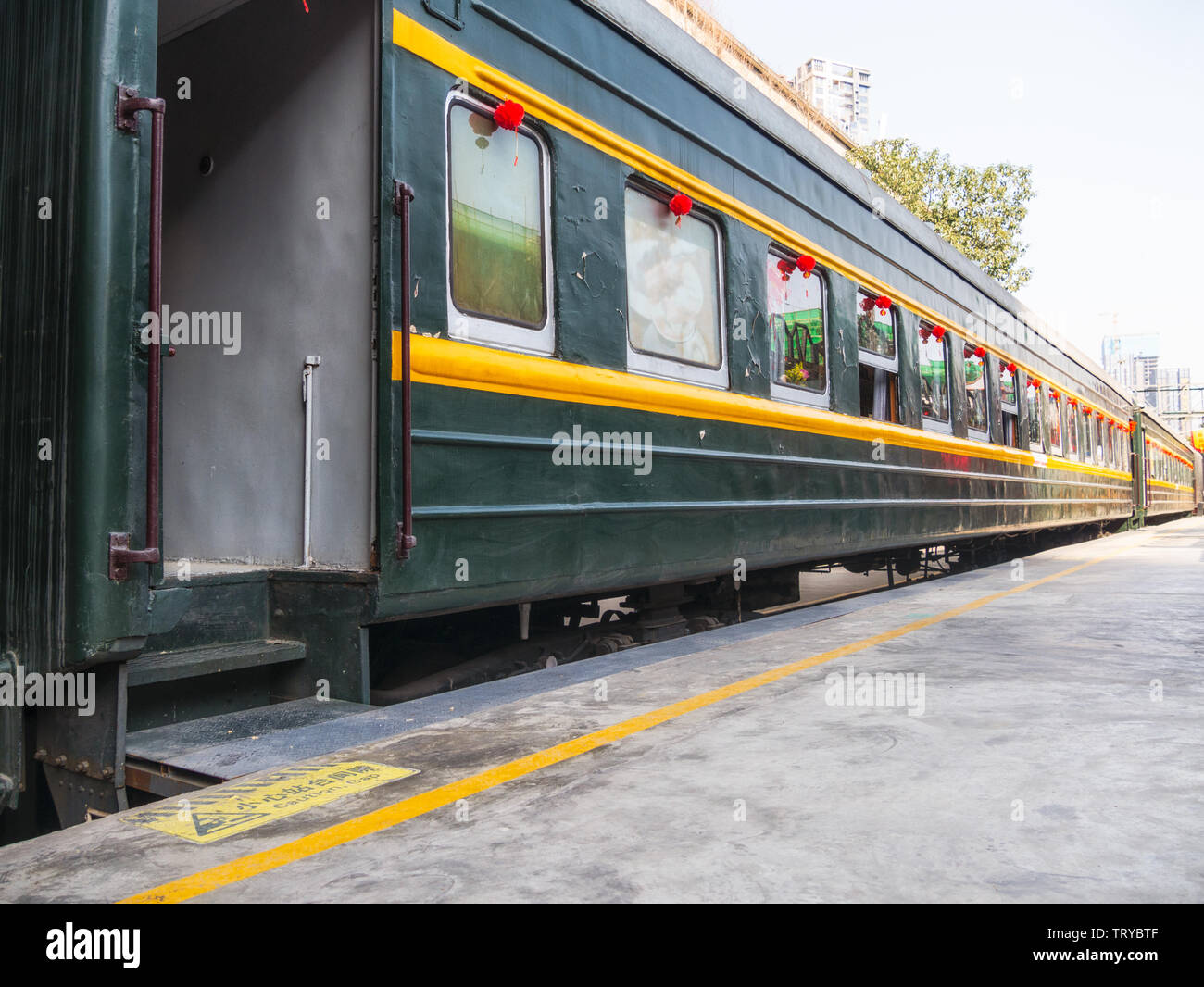 Il trenino verde vano sulla piattaforma. Foto Stock