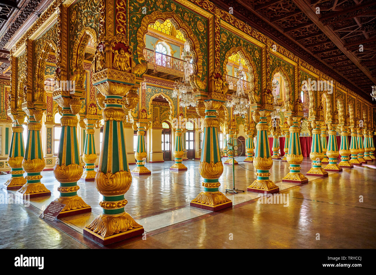 Colonne colorate in privato Durbar Hall, interior shot di Mysore Palace o palazzo ambavilas, Mysore Hassan, Karnataka, India Foto Stock