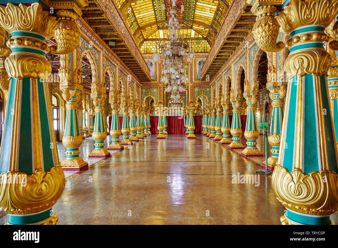 Colonne colorate in privato Durbar Hall, interior shot di Mysore Palace o palazzo ambavilas, Mysore Hassan, Karnataka, India Foto Stock
