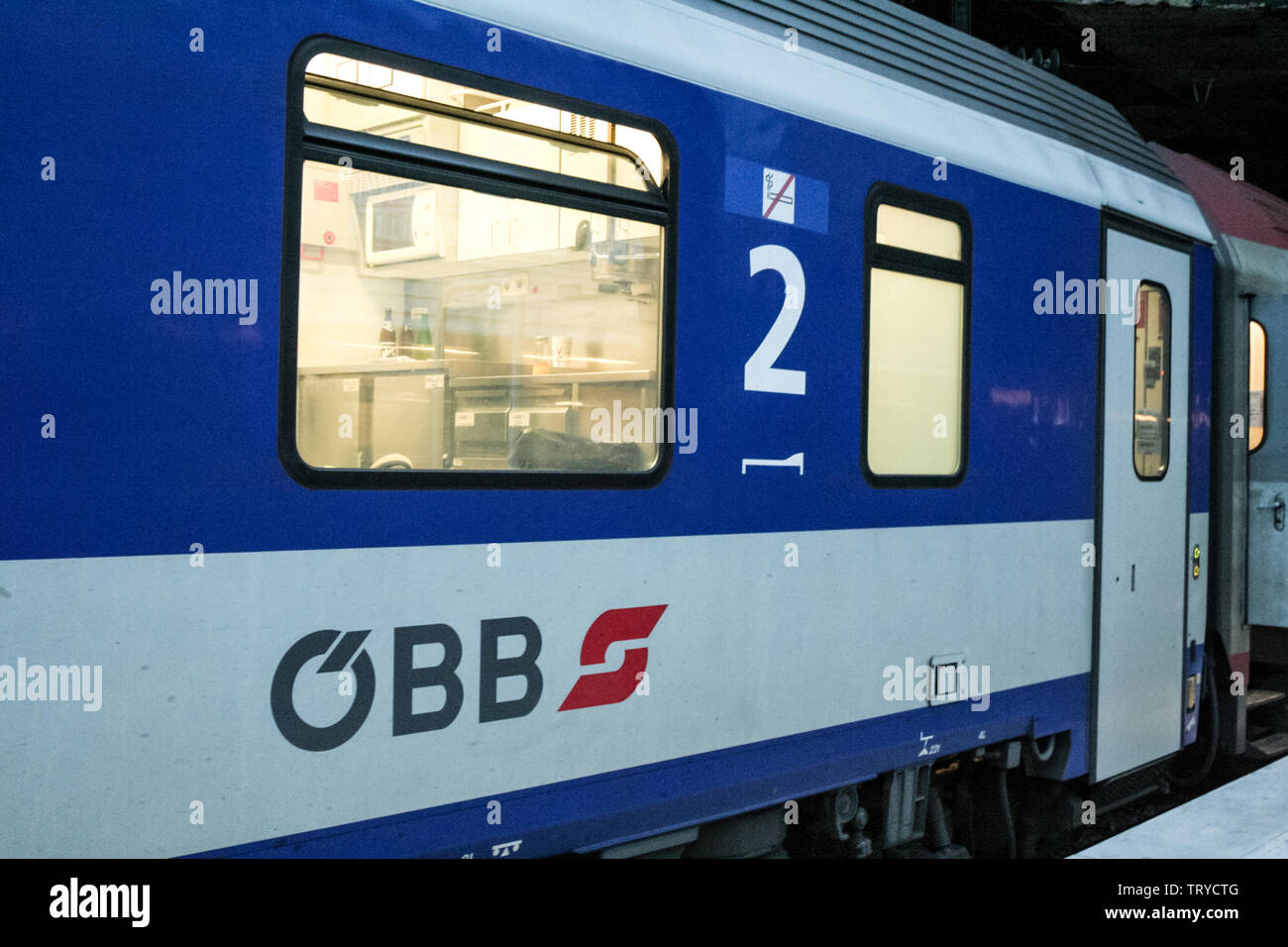 Parigi, Francia - 29 dicembre 2006: Vagone letto delle ferrovie austriache con il proprio logo (OBB) su un treno notturno pronti per la partenza a Vienna nel Foto Stock