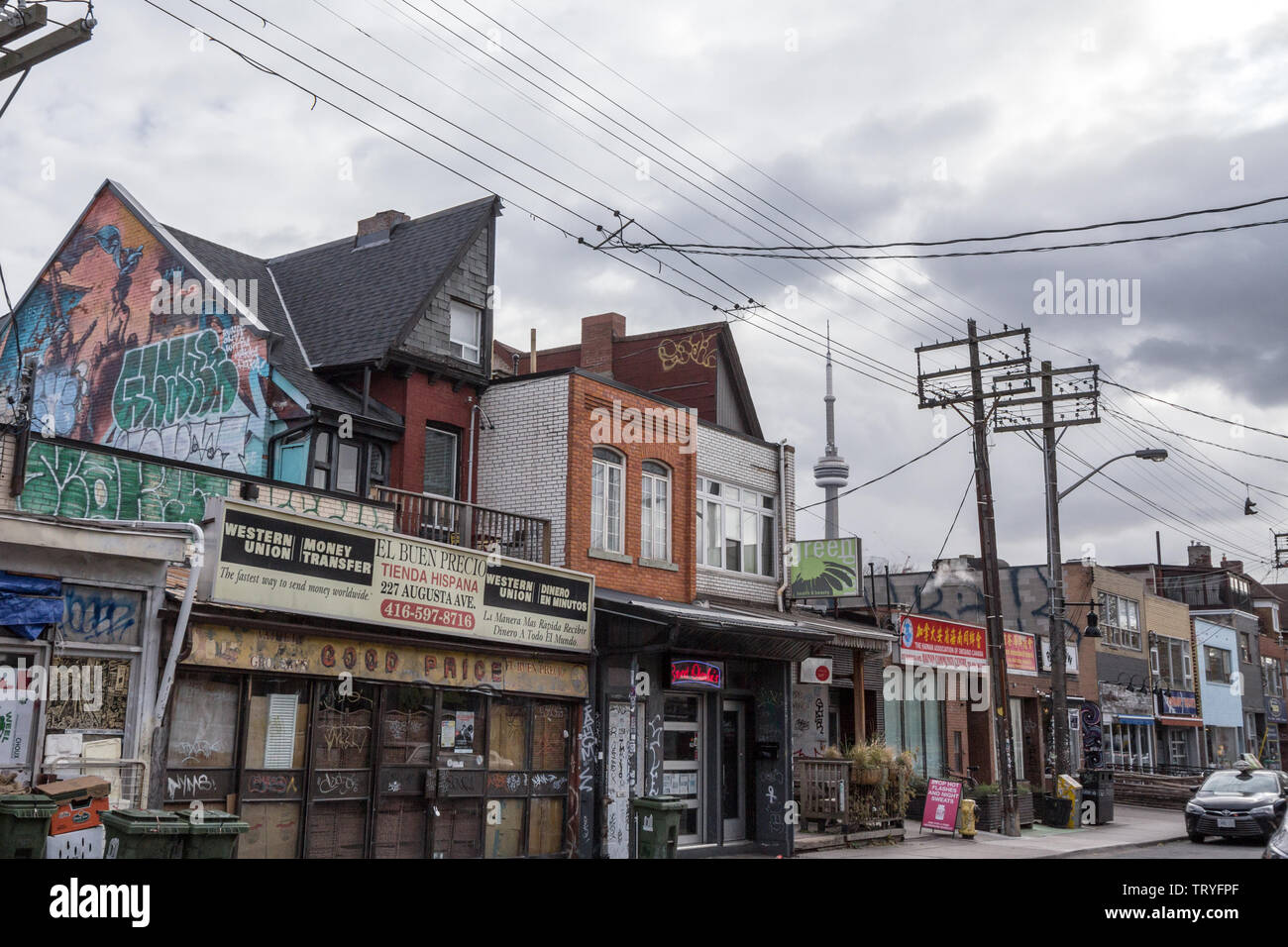 TORONTO, Canada - 14 novembre 2018: tipico Kensington market street con la CN tower in background. Kensington market è un quartiere hipster in giù Foto Stock