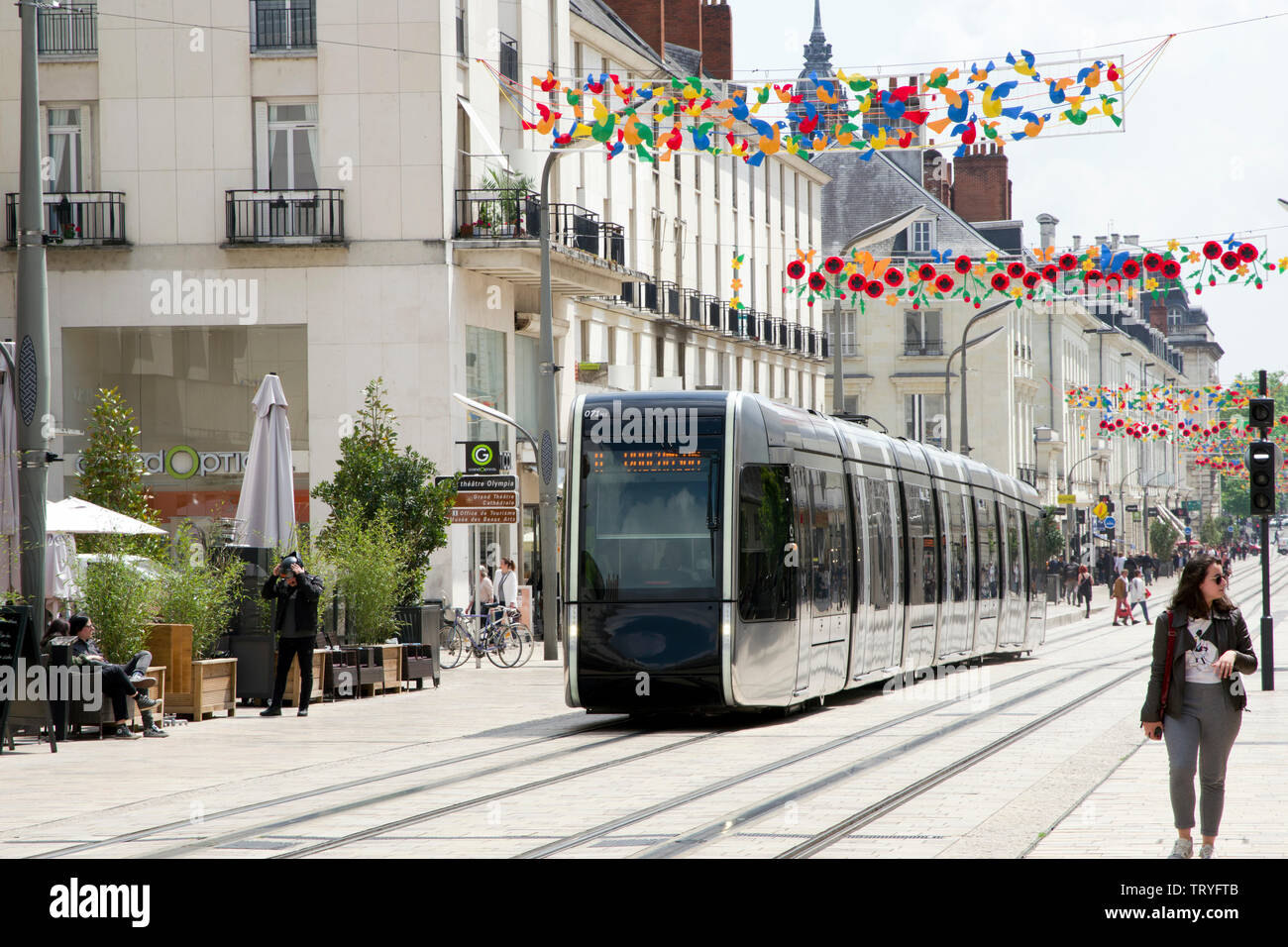 Il tram su Rue Nationale, Tours Foto Stock