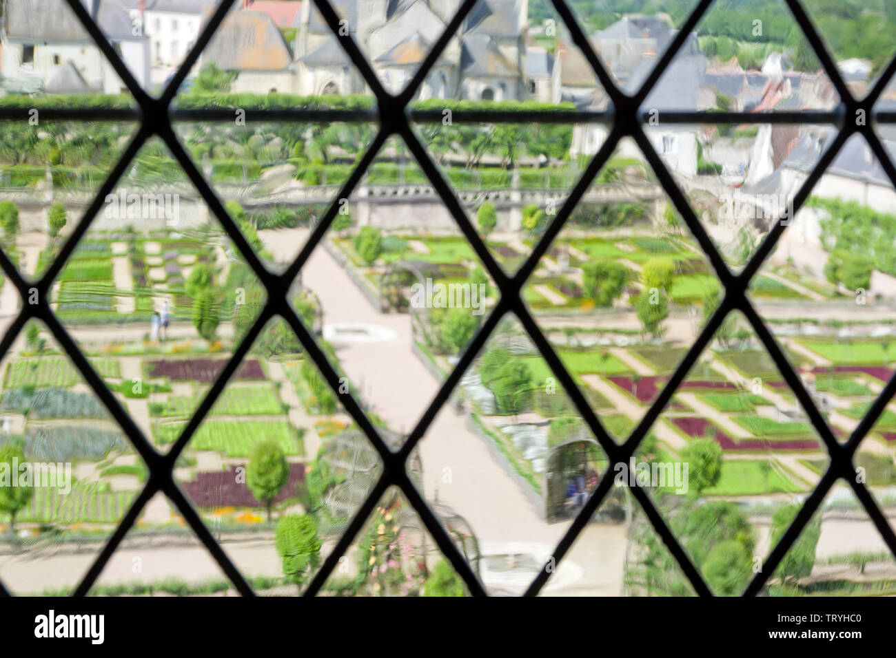 Chateau giardini di Villandry e il villaggio visto attraverso il vetro vecchio. Foto Stock