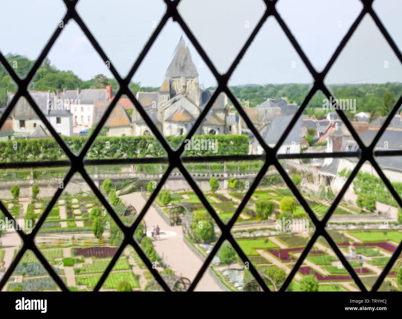 Chateau giardini di Villandry e il villaggio visto attraverso il vetro vecchio. Foto Stock