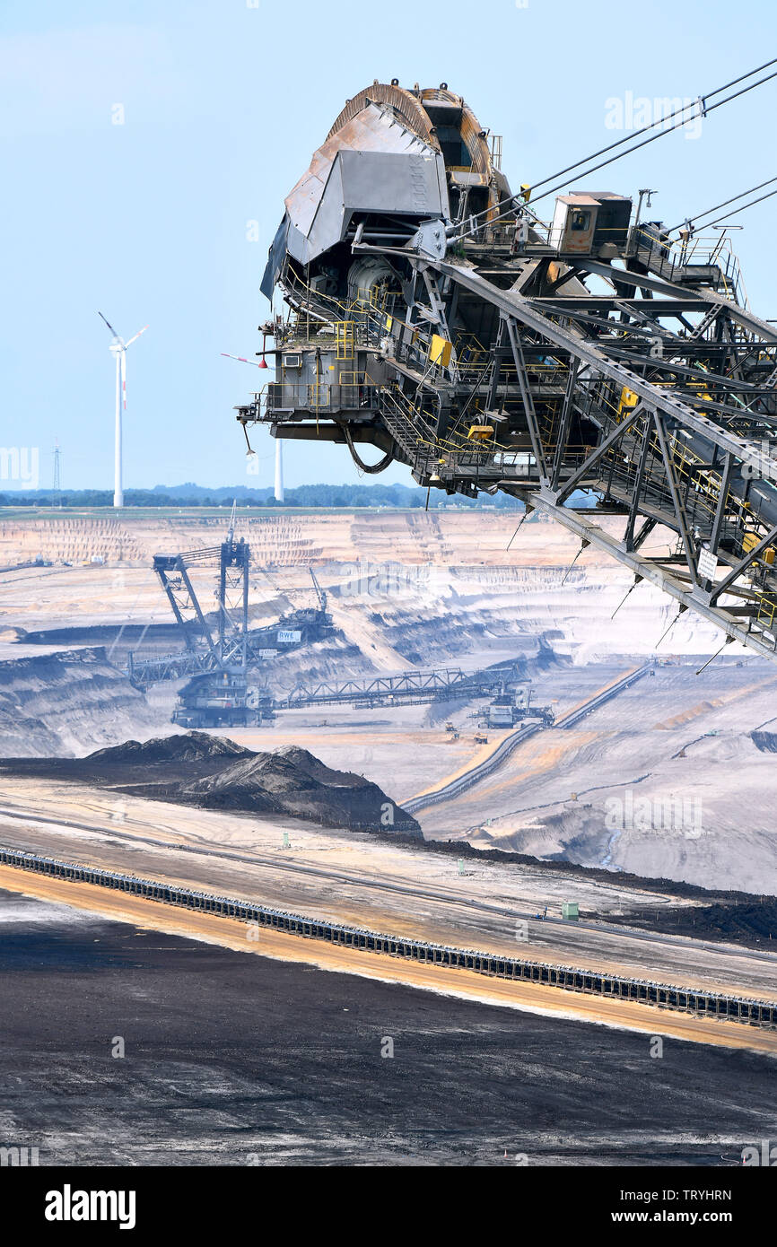 Benna Escavatore a ruote e delle turbine a vento in marrone Garzweiler carbone miniere a cielo aperto in Renania carbone marrone area mineraria. Foto Stock