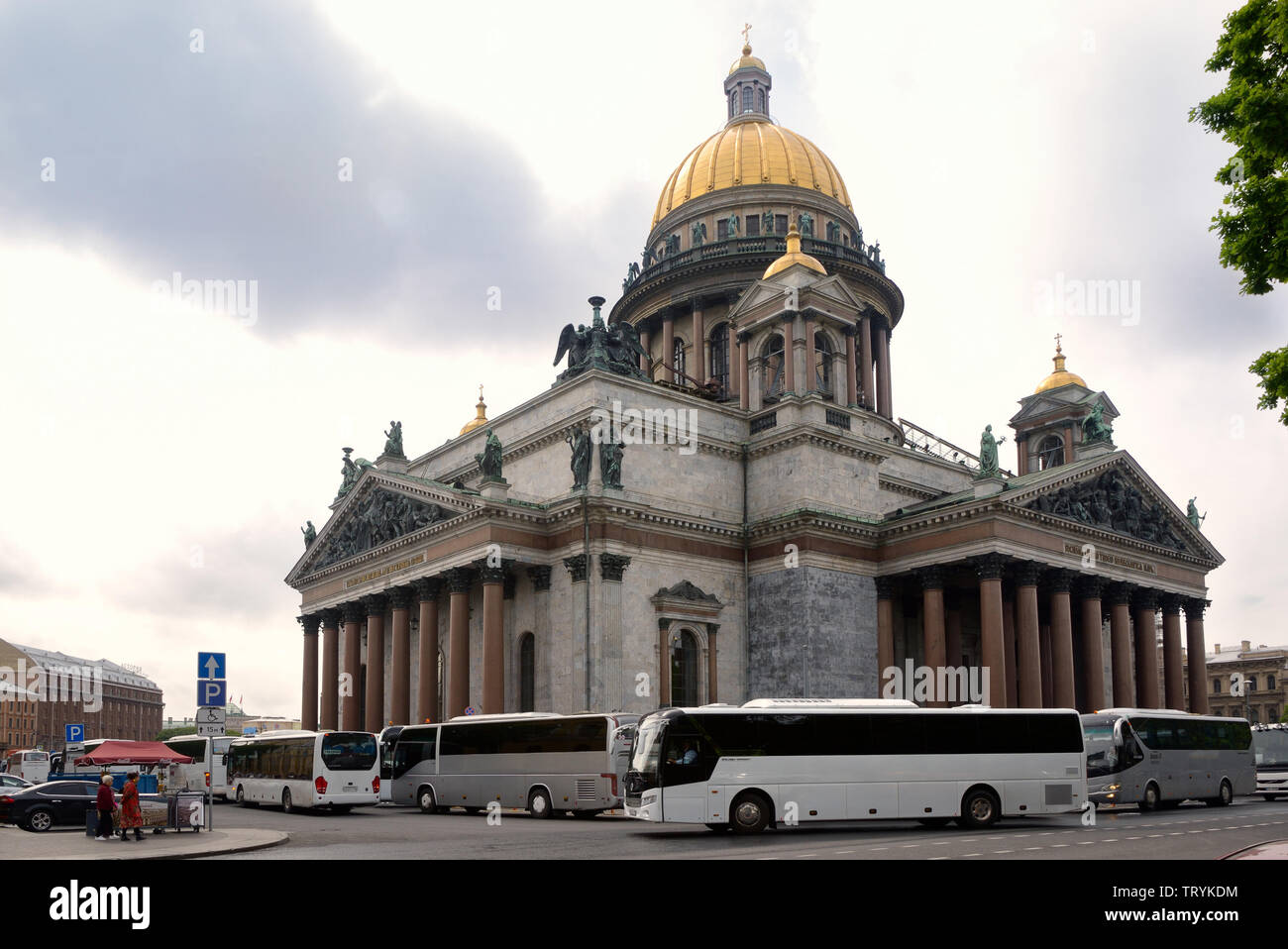 SAINT PETERSBURG, Russia - 25 Maggio 2019 - Vista di San Isaac degli autobus turistici e vicino ad essa. San Isaac è il più grande russo O Foto Stock