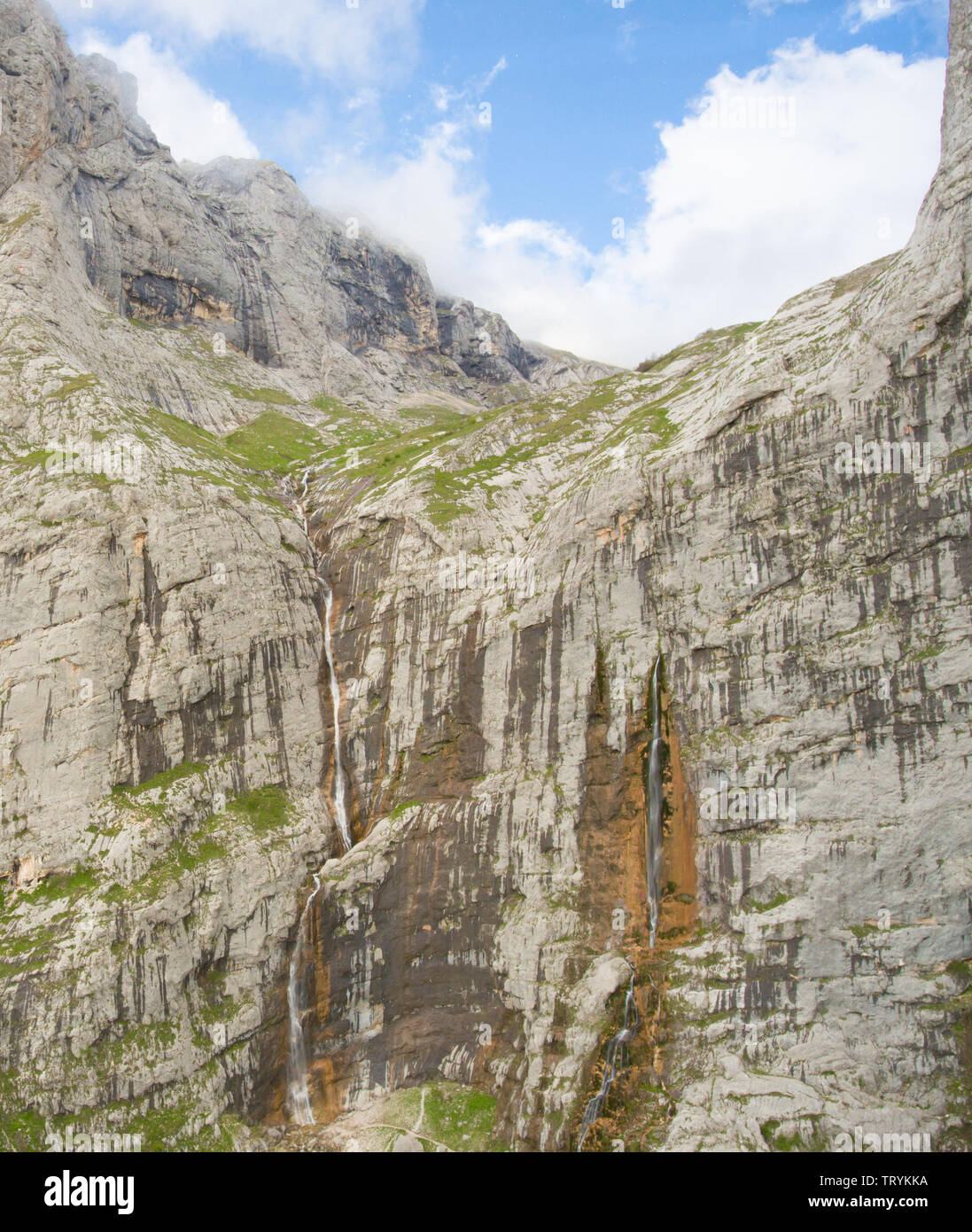 Cascata Pshehsky o Vodopadisty creek. L'altezza della cascata è di 165 metri. Caucaso Riserva Naturale. Caucaso montagna. Foto Stock