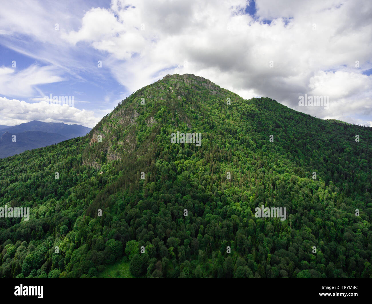 Vista aerea della montagna ' Chernogor ' ( Sleeping Circassian Il ). L'altezza di 1753.9 metri sopra il livello del mare. Absheron distretto della Regione Krasnodar. Foto Stock