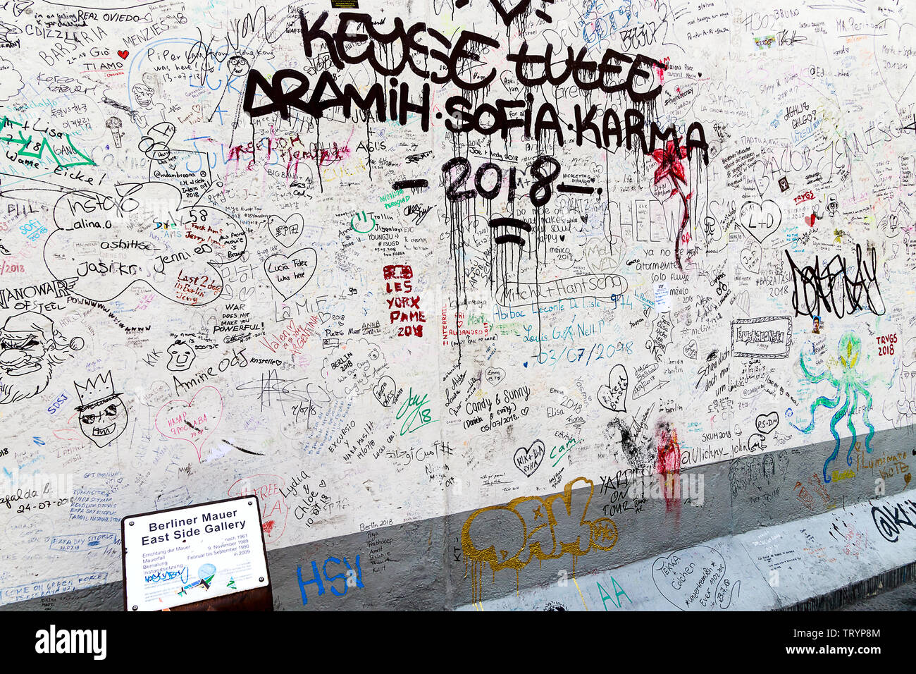 Berlino, Germania - 27 Luglio 2018: meravigliosa arte di strada e graffiti su un quasi miglio-lungo tratto del muro di Berlino. Foto Stock