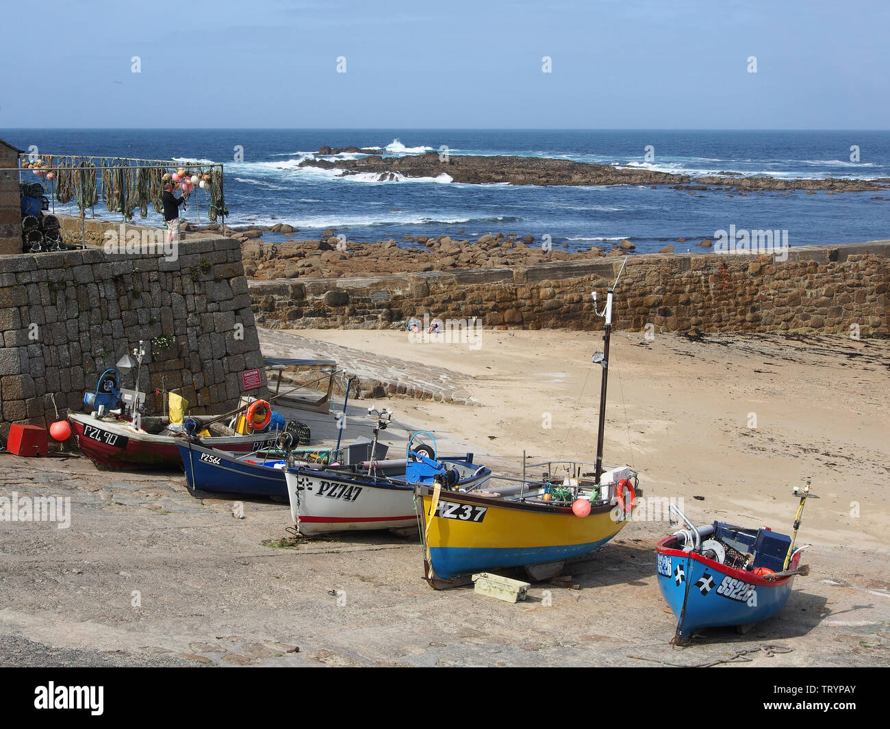 Barche di bolina fino alla banchina Sennen Cove, Cornwall, Inghilterra Foto Stock