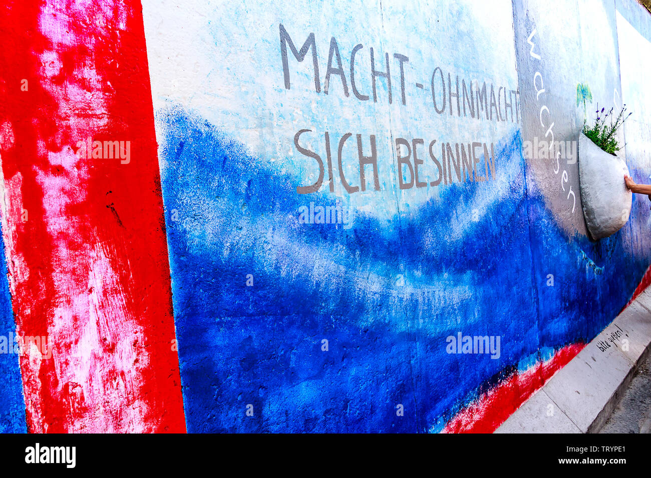 Berlino, Germania - 27 Luglio 2018: meravigliosa arte di strada e graffiti su un quasi miglio-lungo tratto del muro di Berlino. Foto Stock