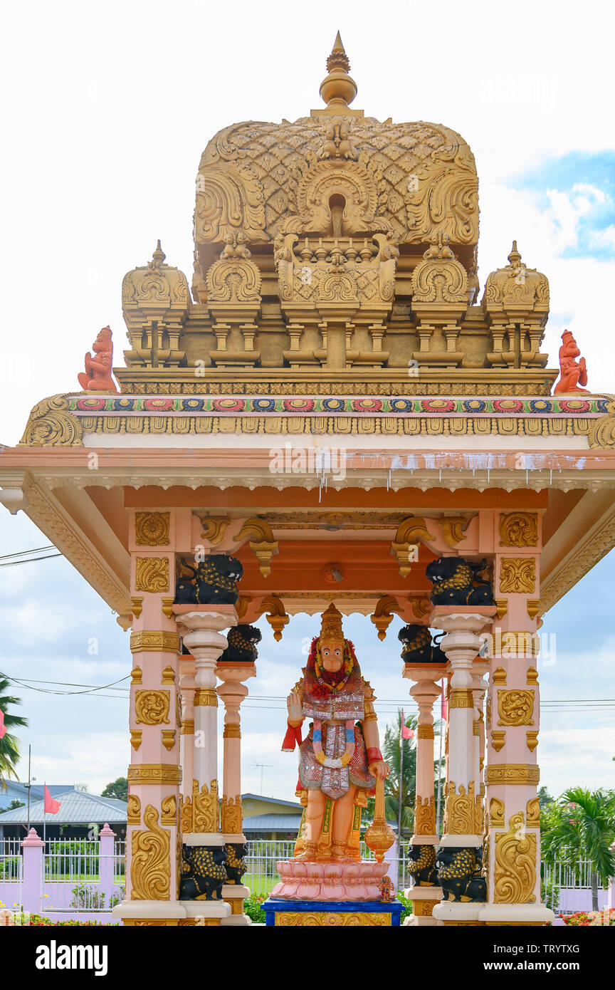 Tempio indù - presso Sri Ganapathy Sachchidananda Ashram, Tirumala. [NIKON Z 6, 24.0-105.0 mm f/4.0, ISO 100, ƒ/4, 1/400, lunghezza focale = 42] Foto Stock