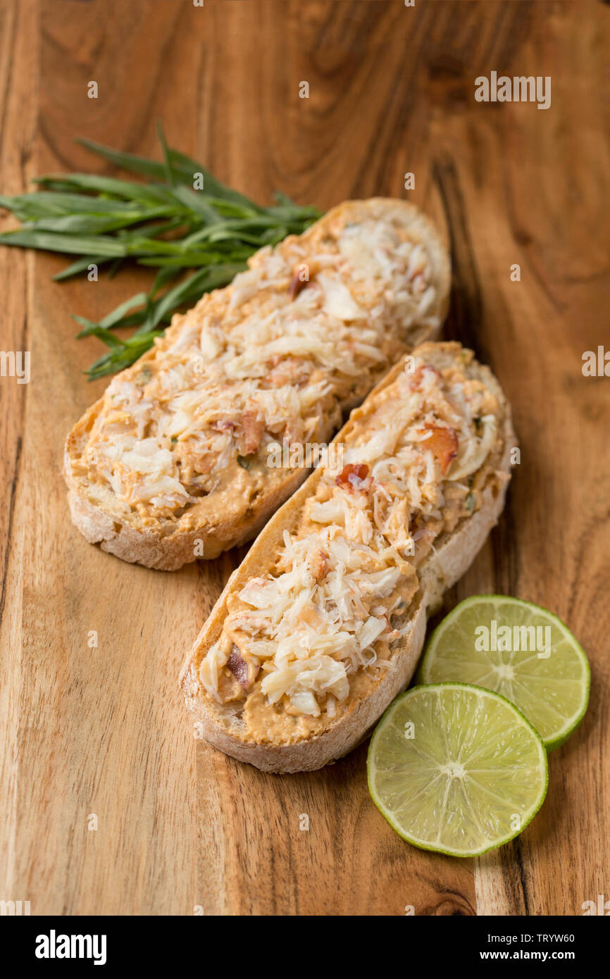 Due open crab sandwich fatti dal marrone e bianco di carne commestibile, o marrone, granchio, Cancer pagurus. La carne di colore marrone è stato miscelato con mayonnais Foto Stock